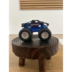 Hot Wheels Monster Jam PREDATOR Monster Black Panther Die Cast 1:64 Blue Cage